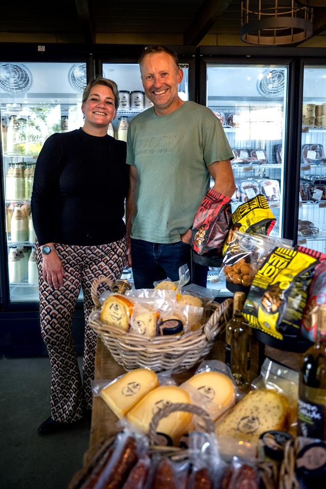 Bart en Geertje Berga in hun boerderijwinkel.